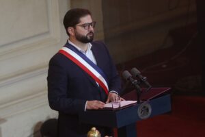 El comentado chascarro del presidente Boric con una silla del ex Congreso