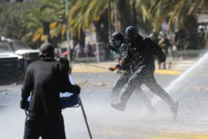 Mochilazo estudiantil terminó con incidentes en la Alameda