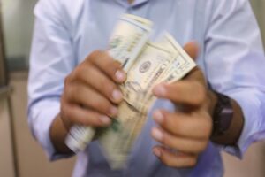 Dólar tomo un respiro tras leve alza del precio del cobre
