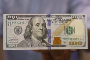 Dólar alcanza otro máximo histórico tras desplome en precio del cobre