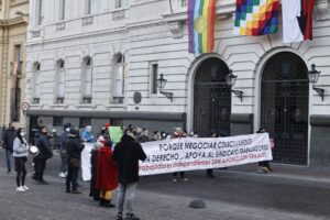 Ambulantes del barrio Meiggs protestaron frente a la Municipalidad de Santiago
