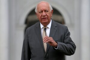 Ricardo Lagos aboga por una tercera vía: “Chile necesita y merece una Constitución que suscite consenso