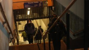 El problema que retrasó la apertura de las estaciones del Metro de Santiago