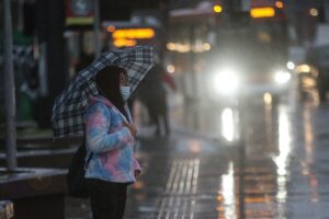 Vuelven las precipitaciones: revisa a qué hora lloverá en Santiago este miércoles