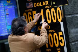 Marcel llama a la tranquilidad ante descontrol del dólar y pide el pronunciamiento del Banco Central