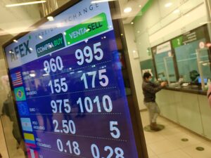 Dólar moderó su descontrol y abrió a la baja tras alcanzar los históricos $1.000
