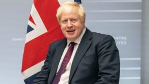 VIDEO - Hugh Grant es el responsable de que Benny Hill musicalizara la renuncia de Boris Johnson