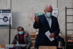 Lagos se defiende de las críticas por su postura ante el plebiscito y desliza voto en blanco