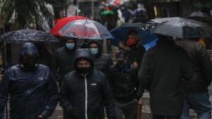 Alerta Roja para Santiago por temporal: piden no ir a la cordillera por lluvia y nevazones