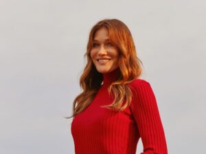 Carla Bruni sorprende con versión del Pueblo Unido: 