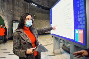 Ministra Vallejo inaugura sistema de pantallas LED en Metro de Santiago que exhibirán la nueva Constitución