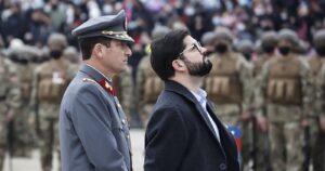 Las pifias contra el Presidente Boric en ceremonia de juramento a la bandera en Maipú