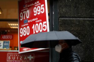 Dólar volvió a los históricos $1.000 tras fuerte caída del precio del cobre