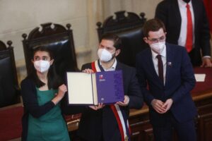 La Moneda gastará medio millón de dólares en imprimir borrador de la nueva Constitución: en marzo, oficio presidencial reforzó 