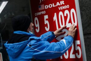 Dólar modera su descontrol tras fuerte alza que superó los $1.030