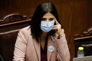Senador Araya emplazó a la ministra de Justicia por acusar supuesta descortesía de los senadores