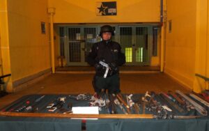 Armas, drogas y alcohol: realizan allanamientos simultáneos en distintas cárceles del país