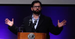 Boric contradice dictamen de Contraloría que cuestionó a municipios oficialistas por prescindencia