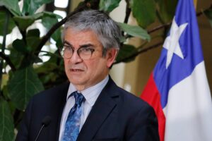 Diputado RN criticó a ministro de Hacienda por entrega de bono invierno: 