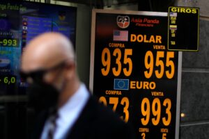 Dólar acumula caída de casi $100 desde anuncio de intervención del Banco Central