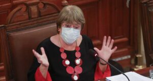 Ex Presidenta Bachelet arriba a Chile tras oficializar su apoyo al Apruebo