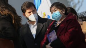 VIDEO - Mujer increpó a periodista de Canal 13 por 