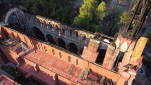 Tres detenidos dejó incendio en abandonada iglesia de Carabineros