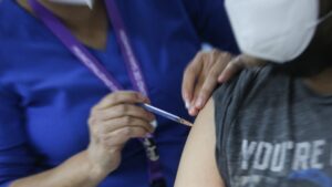 Colegio Médico recomienda una quinta dosis de la vacuna contra el COVID-19