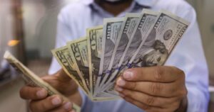 Dólar empieza la semana a la baja ante alza del cobre