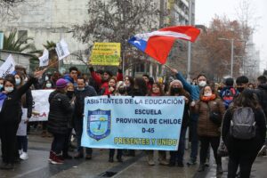 Asistentes de la educación de Santiago iniciaron paro acusando incumplimientos del municipio