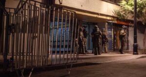 Turba atacó con piedras y palos locales comerciales de barrio Lastarria