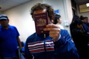 El pasaporte chileno sigue como el más 