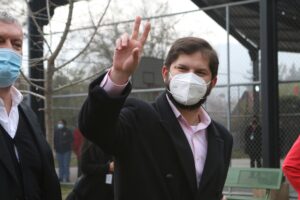 Boric llama al orden a las 