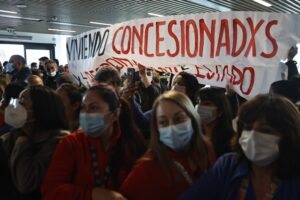 Comités de vivienda protestaron en medio de anuncio de Boric en Hospital Félix Bulnes