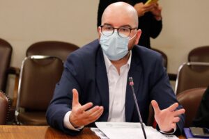 Jackson defiende la compra por trato directo de 700 mil ejemplares del borrador de la nueva Constitución