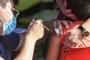 Salud evalúa la fecha y no descarta una nueva dosis de refuerzo contra el COVID-19