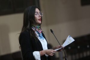 Ministra Vallejo baja perfil a polémica por 
