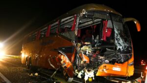 Dos fallecidos dejó accidente entre un camión y un bus en la Ruta 68