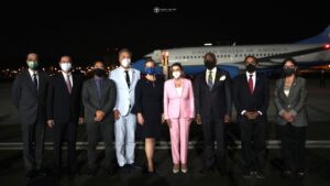 Nancy Pelosi llega a Taiwán pese a amenazas de China