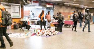 Metro lanza campaña que llama a no comprar al comercio ilegal