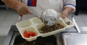 Junaeb establece acuerdo con federaciones de manipuladoras de alimentos