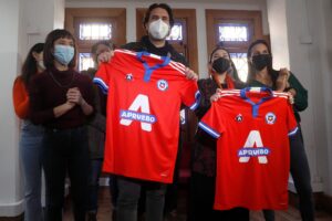 ANFP vuelve a reclamar contra campaña del Apruebo y arremete contra Karol Cariola por uso de logos de clubes