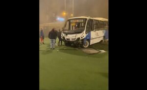 Micro chocó y cayó dentro de una cancha de fútbol en Antofagasta