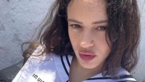 Rosalía marca tendencia con nuevas fotografías en bikini y botas altas