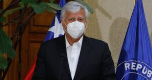 Senador Gastón Saavedra (PS) presenta proyecto para frenar despidos masivos en grandes empresas