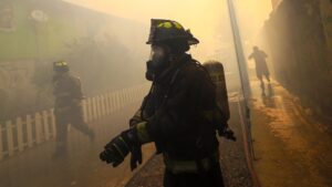Investigan femicido frustrado en incendio que dejó un fallecido en cité de Santiago