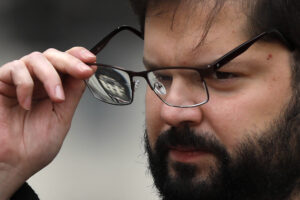 Sur: cómo nació la idea de la moneda única latinoamericana que seduce a Gabriel Boric
