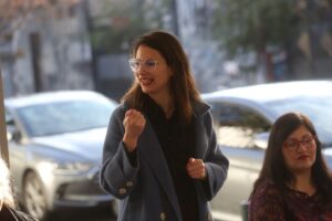 Alcaldesa de Santiago enfrenta a los ambulantes informales y les envía un potente mensaje