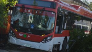 Delincuente robó bus Red y lo chocó contra dos casas en Maipú