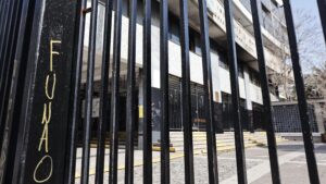 Alumnas de liceos de Providencia protagonizan disturbios en el Instituto Nacional